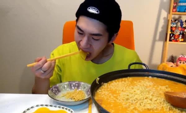 吃瓜哥吃火鸡面,勇闯火鸡面美食之旅