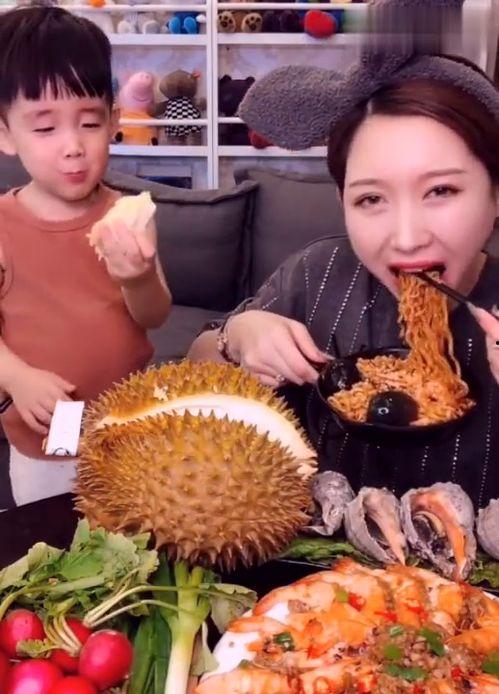 家庭主妇吃瓜样子,揭秘她们的“瓜界”生活