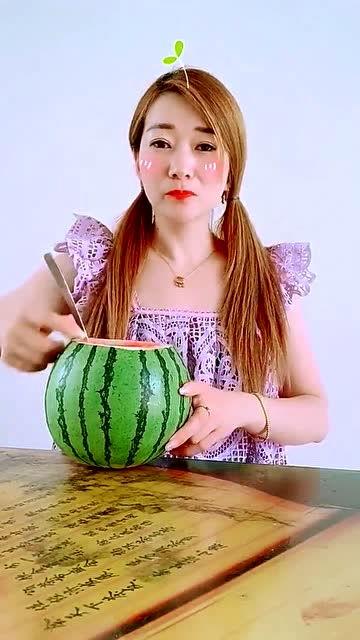 小姐姐吃瓜趣事,小姐姐的趣味吃瓜日记